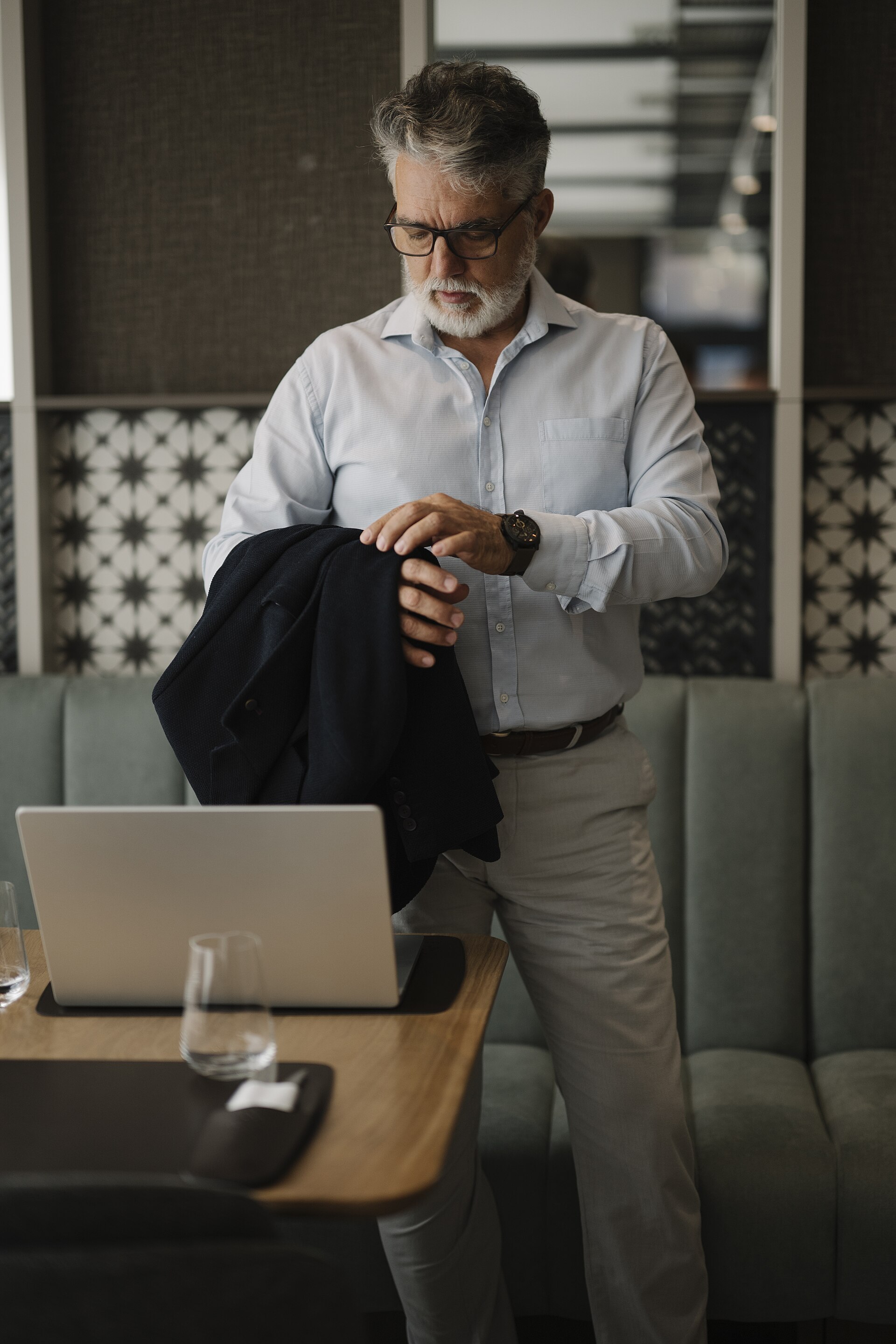 Profissional de negócios em ambiente corporativo, preparando-se para uma reunião