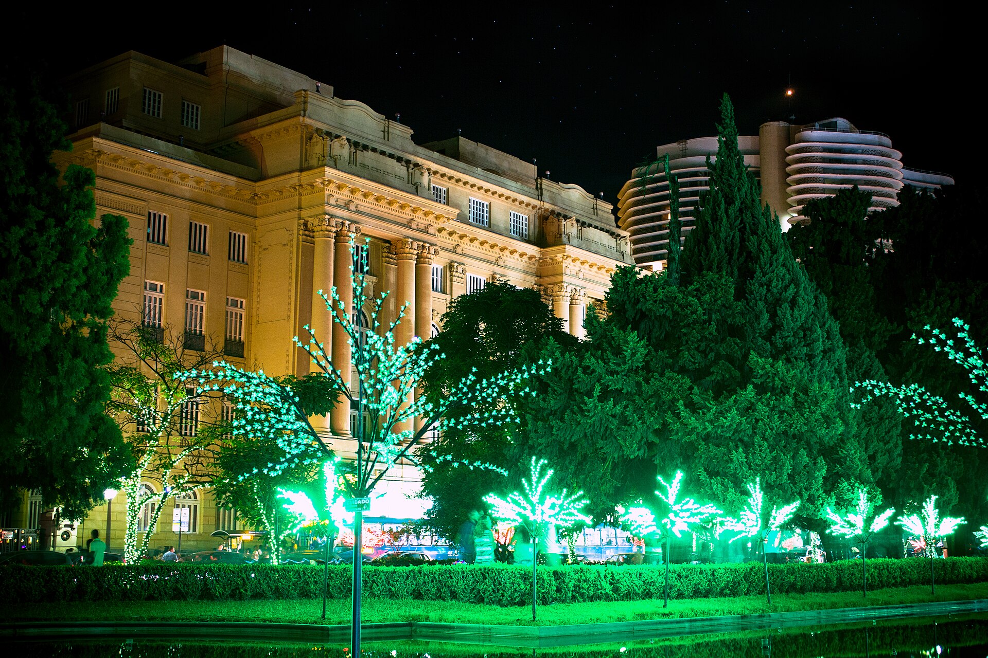 Praça da Liberdade em Belo Horizonte iluminada à noite
